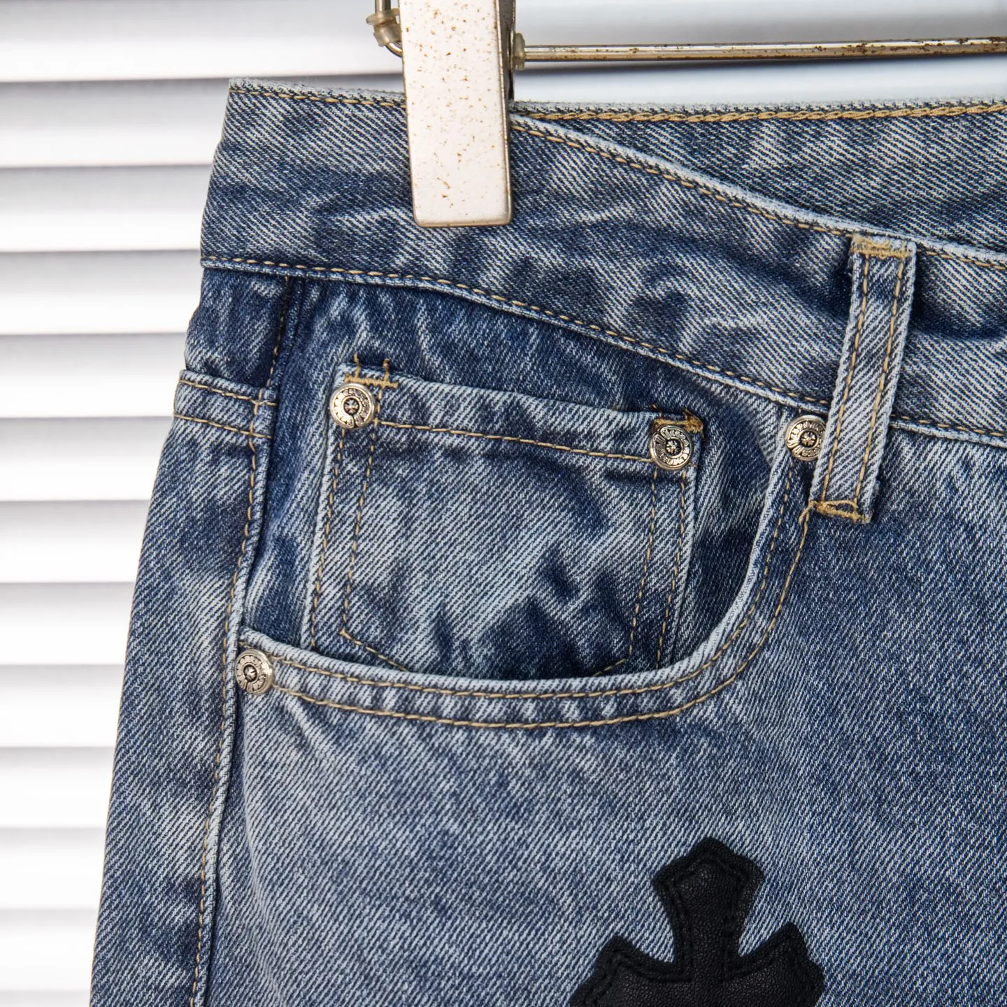 P270 Chrome Hearts Gallery 2025 new limited edition black large cross flared jeans are a hot item this season and are sought after by countless celebrities and fashionistas. The neat details of the cutting process add color to the playful fashion! The neat and meticulous design, and the well-fitting structure is unique. The upper body not only has outstanding recognition, but also looks younger and younger. A style with the ultimate wearing meaning and performance, gorgeous color matching, and the craftsmanship of this style is also extremely extraordinary. After the finished product is washed, it is disassembled and hand-made with sheepskin cross leather and then spliced ​​together to complete. The whole piece has too many craftsmanship to describe. It is decorated with patchwork cross flowers and high-waisted washed jeans! ! Absolutely high-end luxury product, a god-level single product, a super popular product, made by top heavy industry, a magic weapon that cannot be missed to hit the streets. Style number: 1845 Size: 28 30 32 34 36 Color: blue